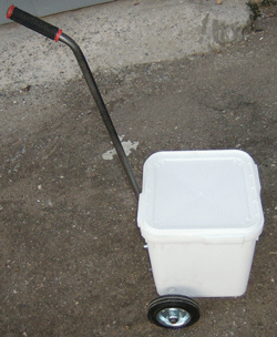 Тележка дозаторная Тдбюд-1 для разбрасывания щебня, модели зима 2010-11 года.